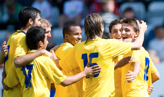 0-2 Erton Fejzullahu, som grattas av Agon Mehmeti, Marcus