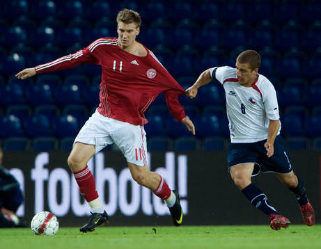 Nicklas Bendtner dras i tröjan  av Arturo Vidal