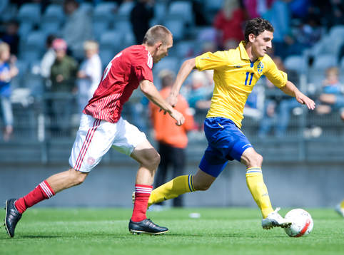 Agon Mehmeti tar sig förbi Kasper Povlsen