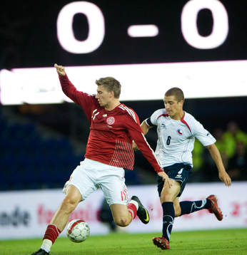 Nicklas Bendtner mot Carlos Carmona