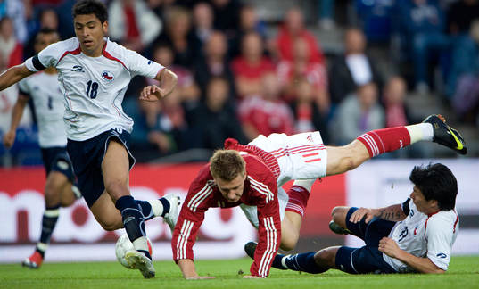 Nicklas Bendtner bringas på fall av Gary Medel