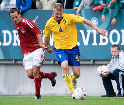 Michael Almebäck kämpar sig förbi Mike L Jensen