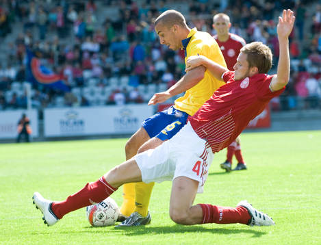 Guillermo Molins skjuter, Lasse Nielsen kan ej hindra