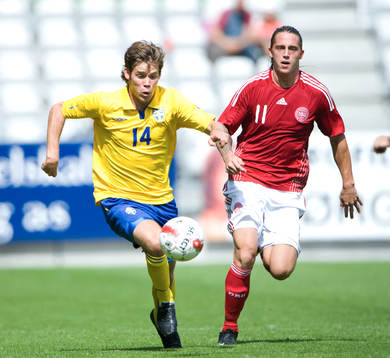 Emil Salomonsson tar sig förbi Nicki Bille