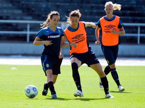 Kosovare Asllani och Lotta Schelin, Sverige