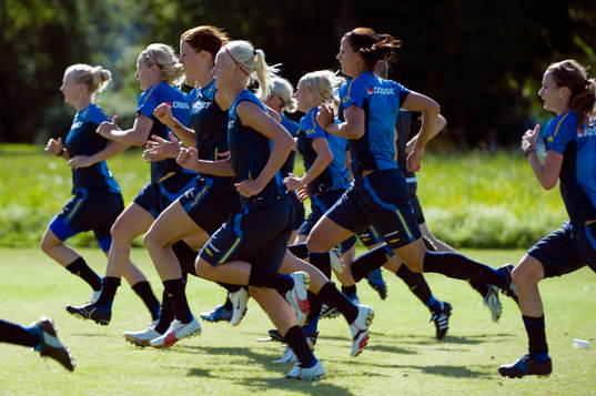 Lotta Schelin och Caroline Seger mfl