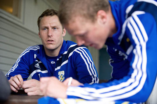 Kim Christensen, målvakt. Jacob Johansson i förgrunden