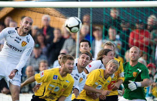 Dinko Felic nickar undan en hörna framför åtta andra