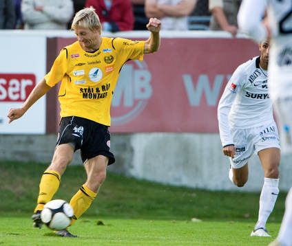 Patrik Rosengren laddar med ett rykande hårt skott precis