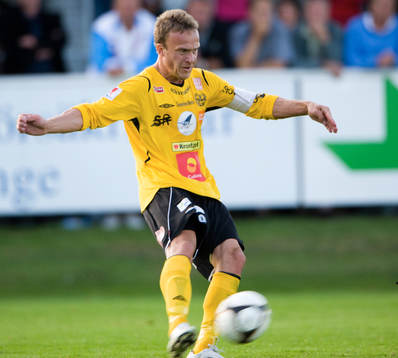 Marcus Ekenberg laddar en frispark
