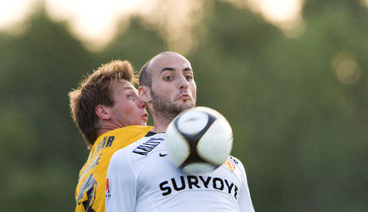 Dinko Felic tar ner bollen framför Daniel Nilsson