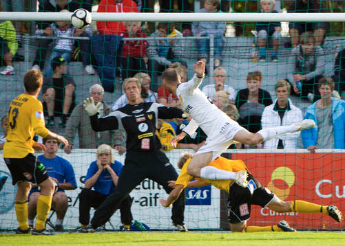Dinko Felic ytterst nära nicka in bollen bakom Mattias