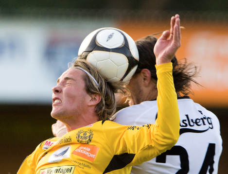 Emanuel Svensson, Mjällby och Haris Skenderovic nickduell