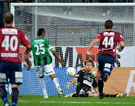 Bengt Andersson, målvakt Örgryte, räddar ett friläge