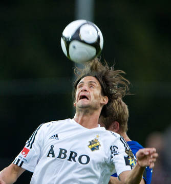 Ivan Obolo tar ner bollen