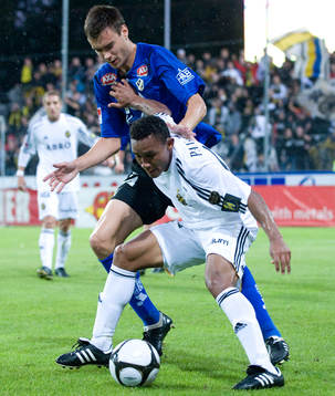 Nye brassen dos Santos rycks i tröjan av Tim Sparv