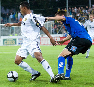 Nye brassen dos Santos rycks i tröjan av Tim Sparv