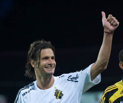 Ivan Obolo, tummen upp för  AIK
