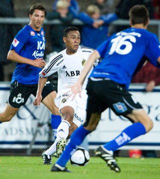 Nye dos Santos mot två Halmstads-spelare