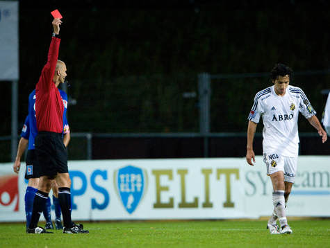 Utvisning Jorge Ortiz, domare Michael Lerjéus visar röda
