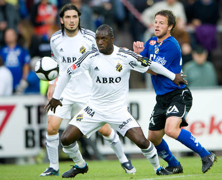 Dulee Johnson håller undan för Jonas Gudni Saevarsson