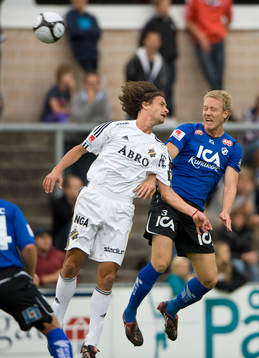Ivan Obolo, AIK och Johnny Lundberg, Halmstad. Nickduell