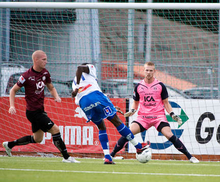 Russel Mwafulirwa, Norrköping. Tommy Naurin, målvakt