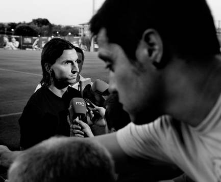 Zlatan Ibrahimovic snackar med journalister