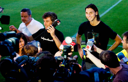Zlatan Ibrahimovic snackar med journalister. Press, media