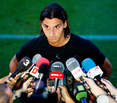 Zlatan Ibrahimovic snackar med journalister. Press, media,