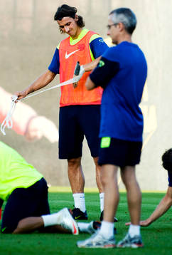 Zlatan Ibrahimovic tar av sig sitt bandage och hans