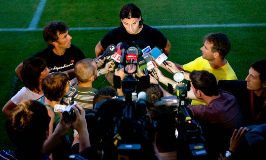 Zlatan Ibrahimovic snackar med journalister. Press, media