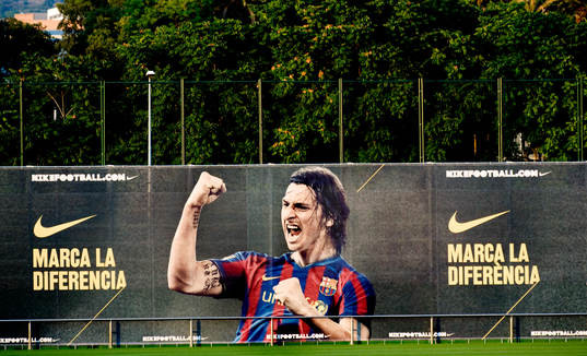 Zlatan Ibrahimovic på en stor reklambanderoll invid