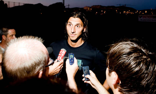 Zlatan Ibrahimovic snackar med journalister. Press, media
