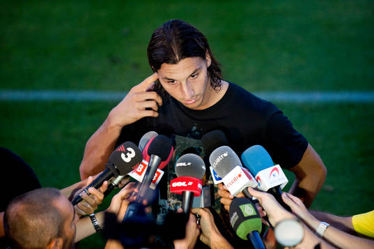 Zlatan Ibrahimovic snackar med journalister. Press, media,