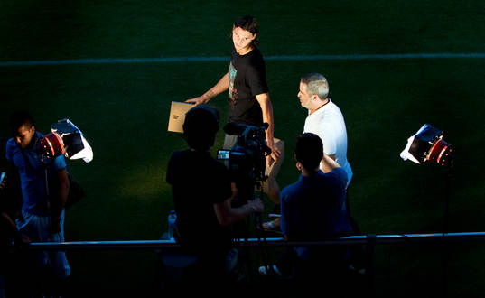 Zlatan Ibrahimovic nobbar en intervju med Barca TV FC