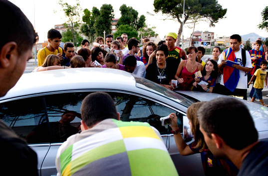 Iniesta lämnar träningen och fansen flockas runt bilen