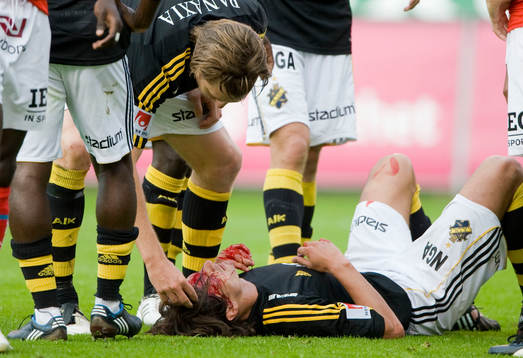 Iván Obolo, AIK ligger skadad. Skada, blod