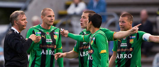 Åke Andreasson, domare, diskuterar med Gais-spelare.