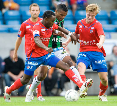 May Mahlangu och Andreas Landgren tar bollen från Wanderson