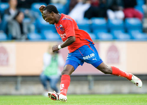 Jätteskott av May Mahlangu, som jublar, men målvakten