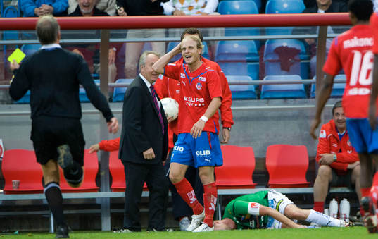 Åke Andréasson, domare, viftade flitigt med korten. Här