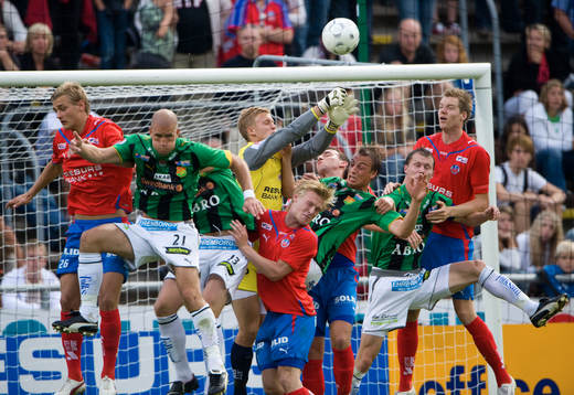 Pär Hansson, målvakt, räddar framför flera Gais-are