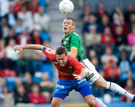 Calum Angos flyger rakt in i ryggen på Rafael de Oliviera