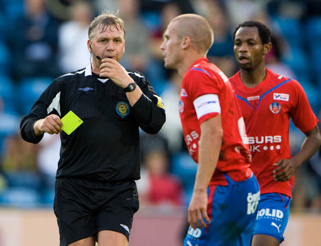 Åke Andréasson, domare, viftade flitigt med korten