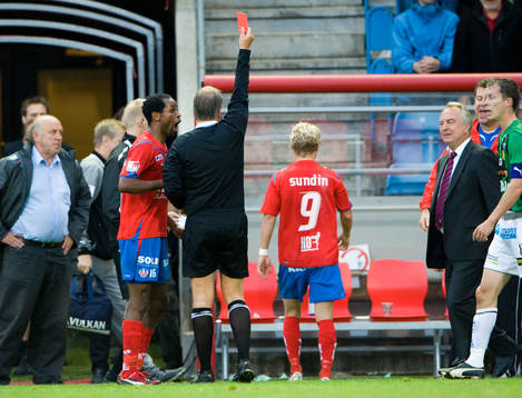 Åke Andréasson, domare, viftade flitigt med korten. Här