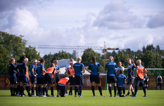 Thomas Dennerby, förbundskapten, har genomgång