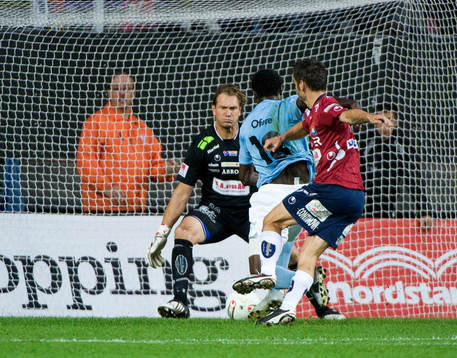 Edward Ofere, Malmö FF. Bengt Andersson, målvakt Örgryte