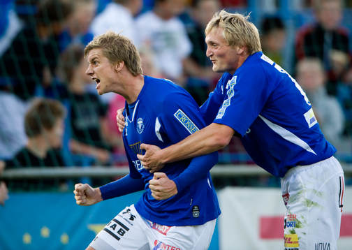 2-målsskytten Fredrik Jensen grattar Andreas Drugge.