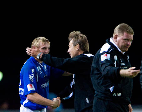 Tom Prahl, tränare, tackar guldklimpen Fredrik Jensen, 2